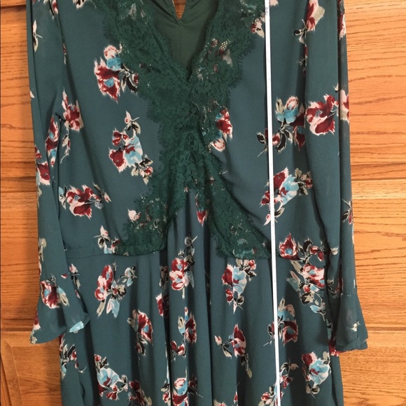 Green flowing blouse. - Picture 7 of 8